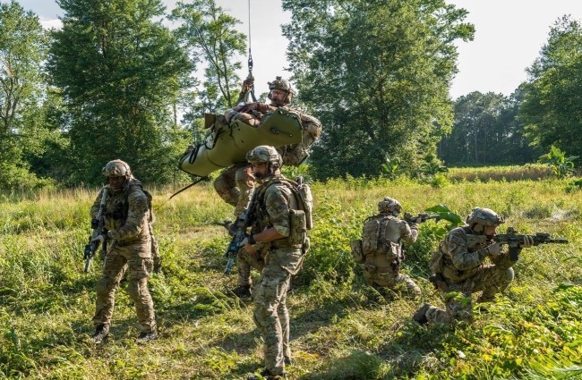 미드 식스 속 군인들