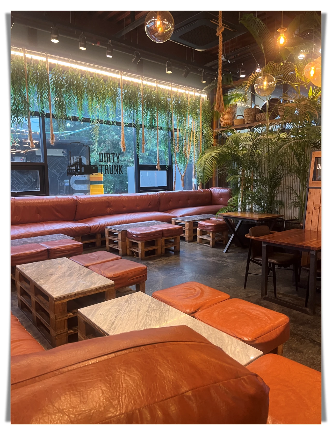 더티트렁크-내부-인테리어-소파-좌석