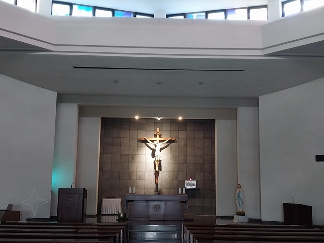 신사동성당 감실, 십자고상, 제대, 제단 사진입니다.