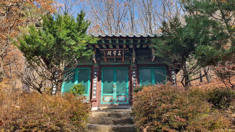 인제 오세암 : 아늑한 맛으로는 설악산 내 사찰들 중에서 제일 5살 된 아이가 폭설 속에서 부처의 도움으로 살아남았다는 전설