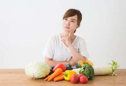 식재료를 고민하는 여성