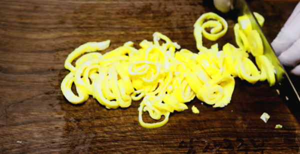 돌돌 만 계란을 잘게 잘라 손질하고 있습니다