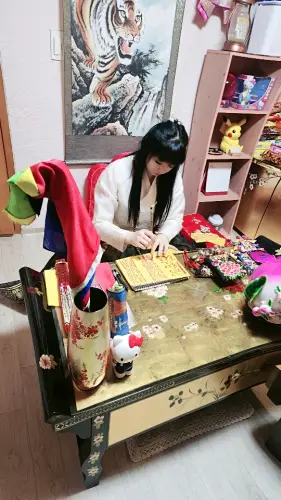 영월신당 선생님 점사보시는 모습