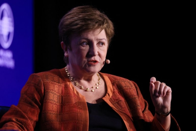 6일(현지시간) 미국 로스엔젤레스(LA)에서 열린 밀켄 컨퍼런스 2024 글로벌 컨퍼런스 세션에서 크리스티나 게오르기에바(오른쪽) 국제통화기금(IMF) 총재가 미국의 인플레이션에 대해 설명하고 있다.