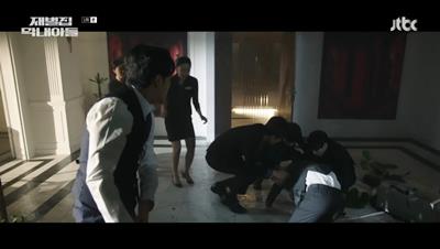 부회장이 휘두른 골프채에 송중기가 맞고 쓰러지는 사진입니다.