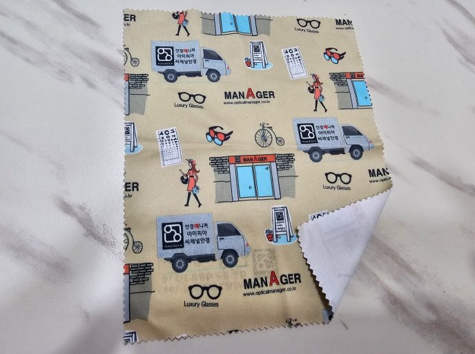 테이블위에-놓여진-안경닦이