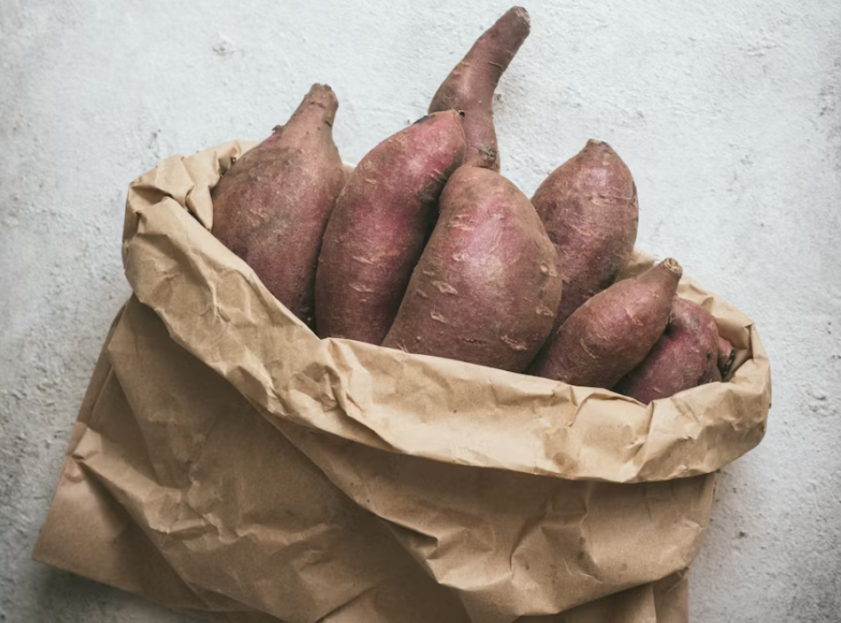 종이에-담긴-고구마-사진