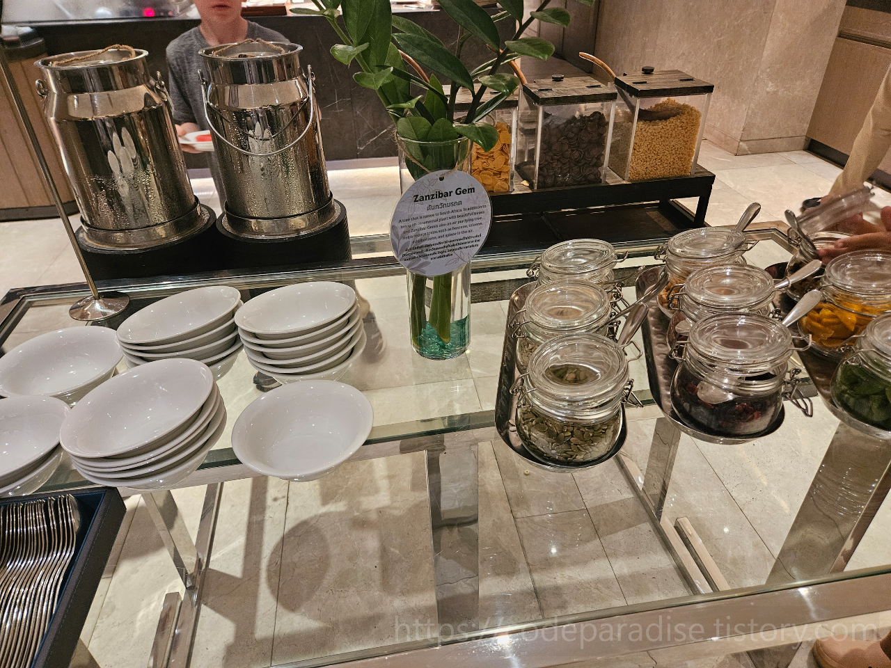 ํธํ
์ฌ์ง