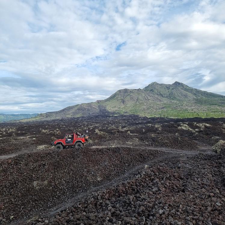 바투르산 검은 용암 지대(Black Lava Field)