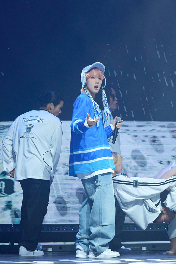 펜타곤 후이가 16일 서울 광진구 예스24 라이브홀에서 열린 첫번째 미니앨범 &#39;WHU IS ME : COMPLEX&#39; 발매 기념 쇼케이스에서 무대를 선보이고 있다. [사진=큐브엔터테인먼트]