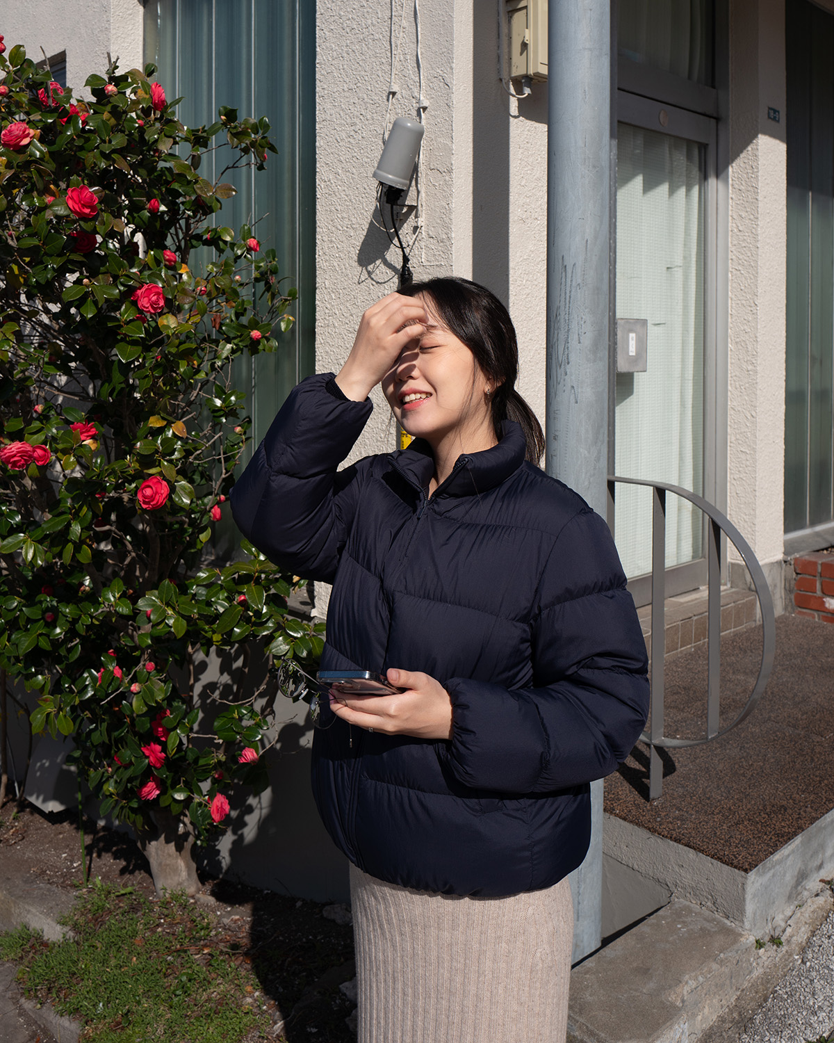 이카 Q의 28mm 주미룩스 렌즈로 촬영한 인물 사진. 흑백의 깊은 계조가 인물의 표정과 피부 질감을 섬세하게 표현하며, 배경의 자연스러운 보케가 인물을 돋보이게 함