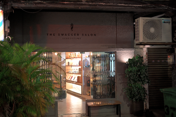 ‘The Swagger Salon’라는 간판이 달린 백도어 보데가