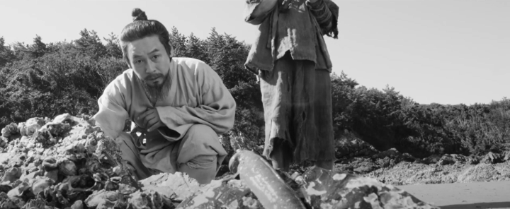 짱둥어를바라보고있는설경구와그모습을바라보는변요한