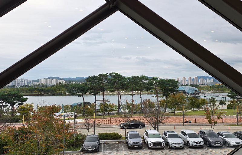 창 밖으로 호수가 보인다.