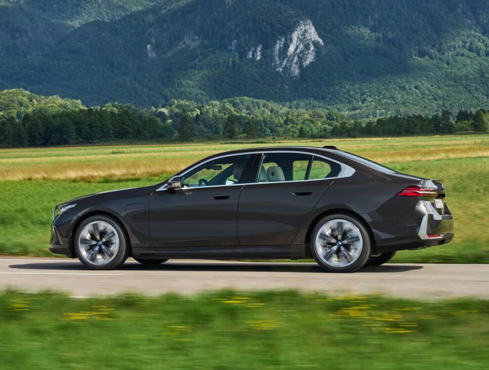 2025 BMW 5시리즈 하이브리드 제원 포토 연비 530e 정보 