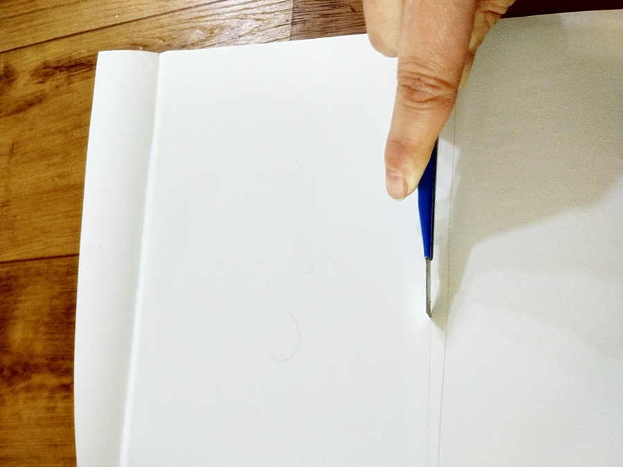 겹쳐진필름지 가운데로 칼집을 내어줌