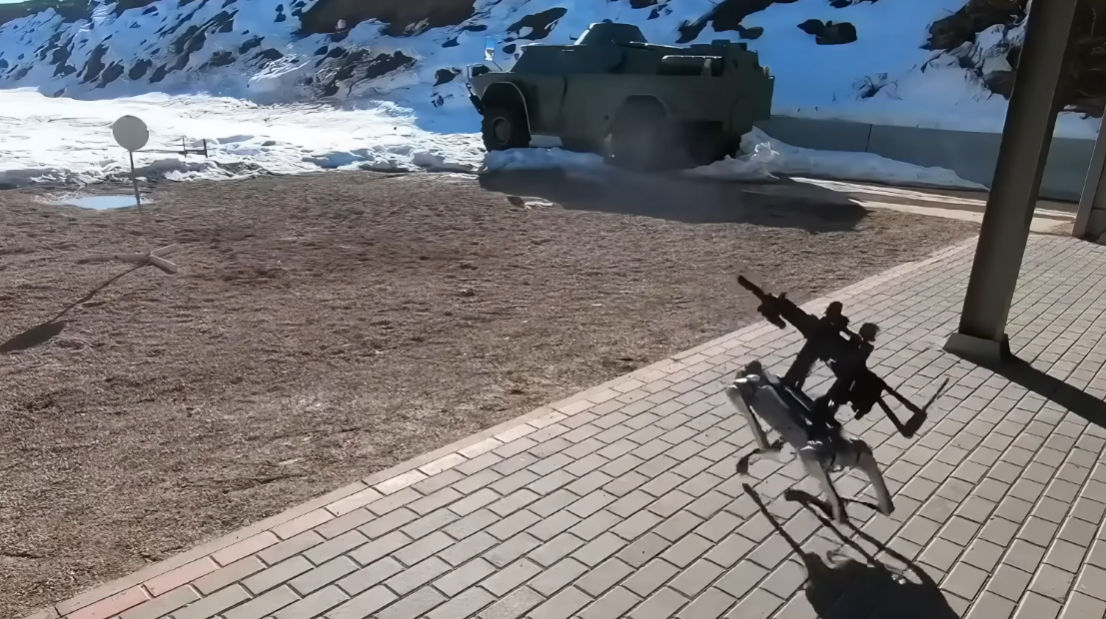 전투용 사족 보행 로봇