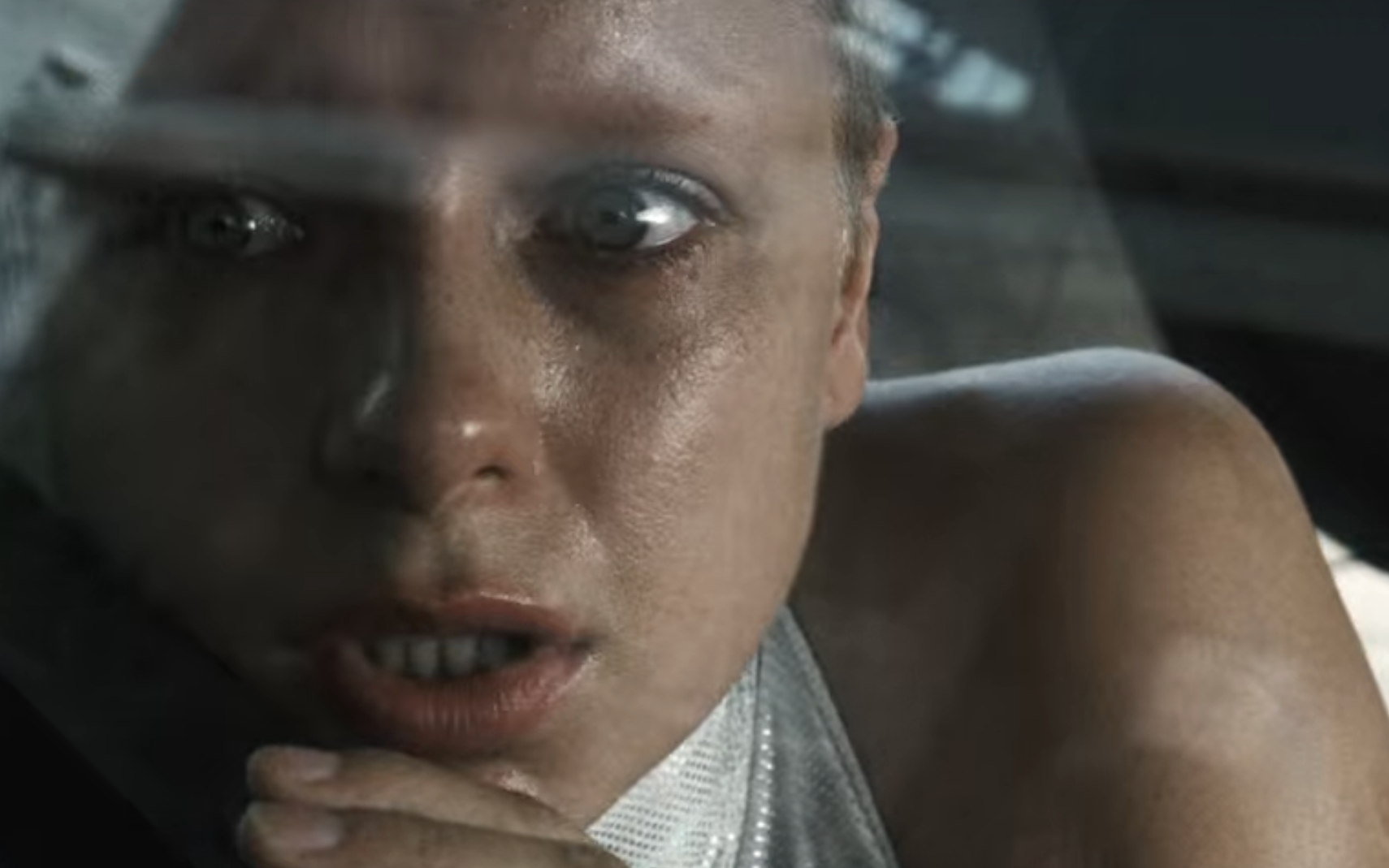 존이 아가사를 데리고 차로 도망치고 있다.