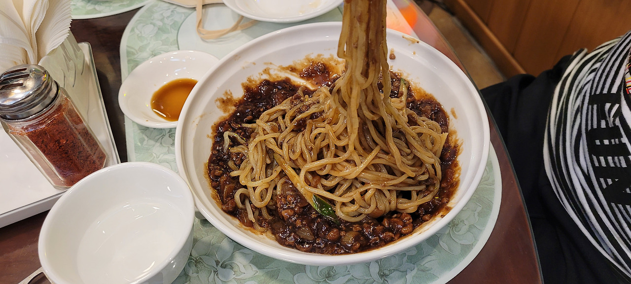 유니짜장을 한 젓가락 올린 모습