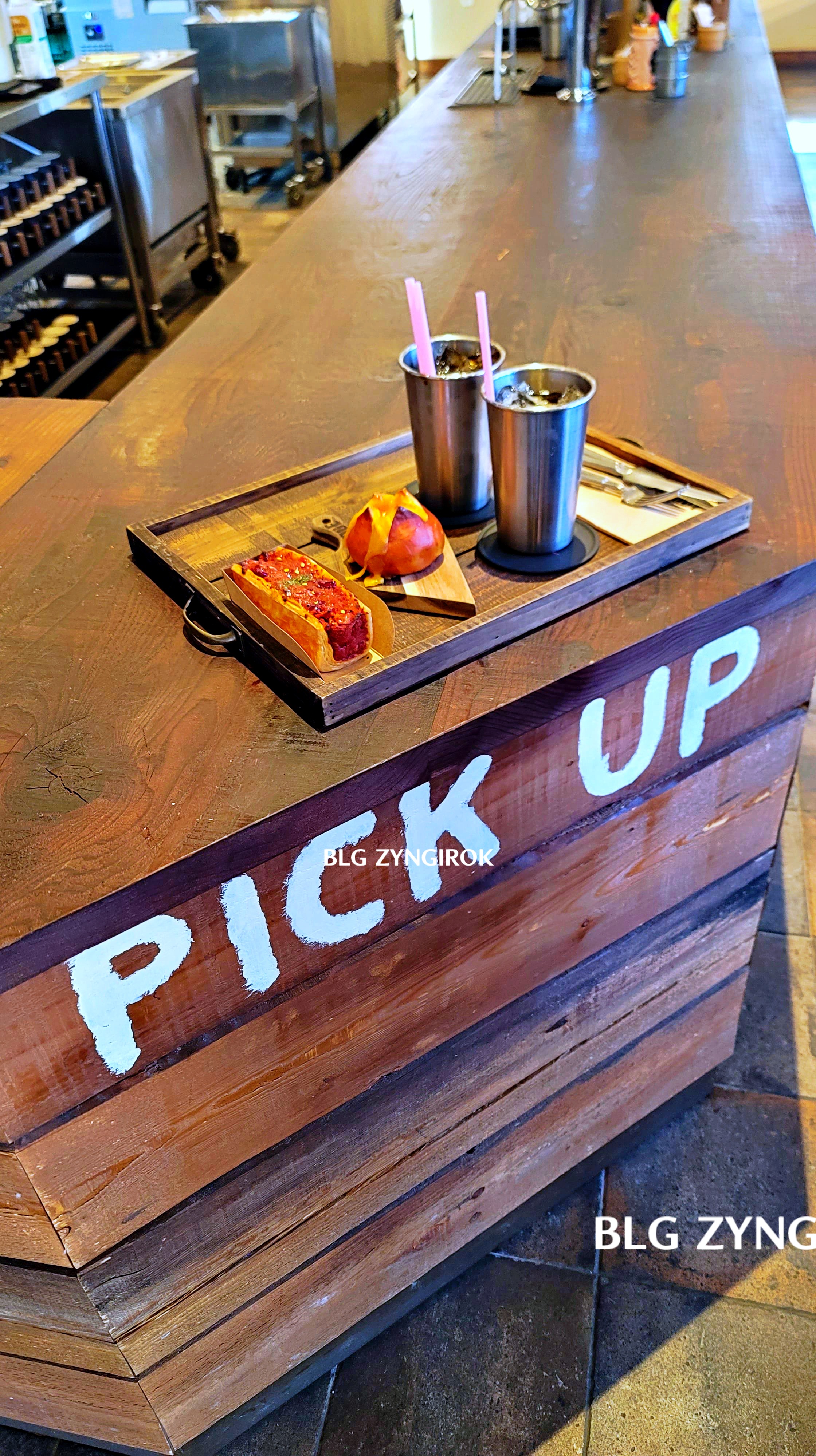 양주 카페 럿지 LODGE 픽업대에 주문한 음식이 놓여있는 모습이다.