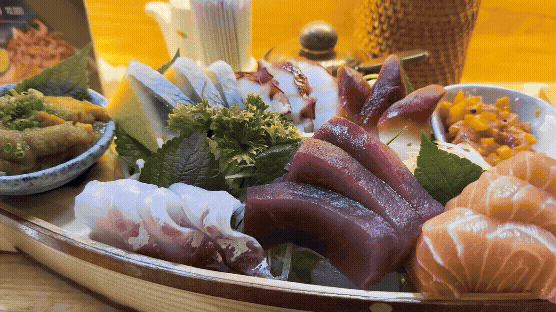 나트랑 미타미 일식당 사시미 세트 구성 – 참치, 연어, 문어, 광어, 성게회 등 다양한 회 플레이팅