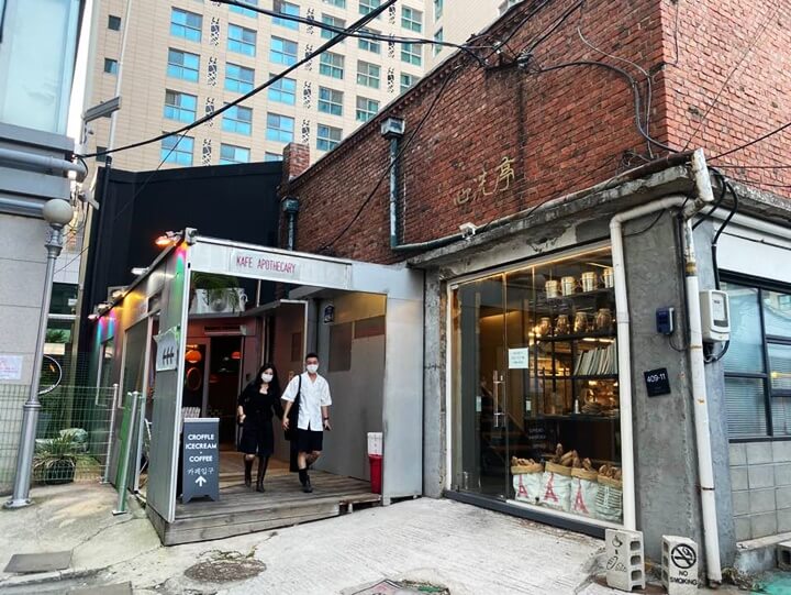 카페아포테케리-입구1