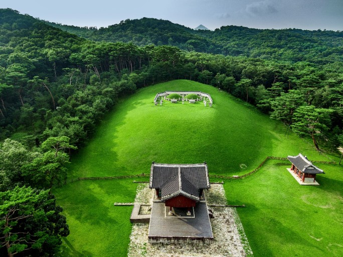동구릉의 왕릉과 사찰이 한눈에 내려다 보이는 항공뷰