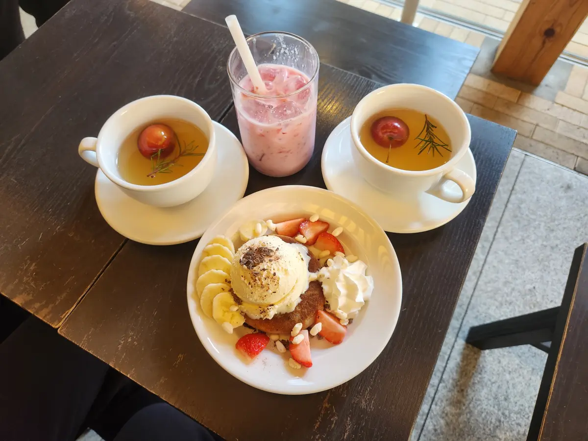 종로-서촌-분위기-좋은-카페-타이드워터-코리안-스윗-팬케이크-호떡-수제사과티-딸기라떼