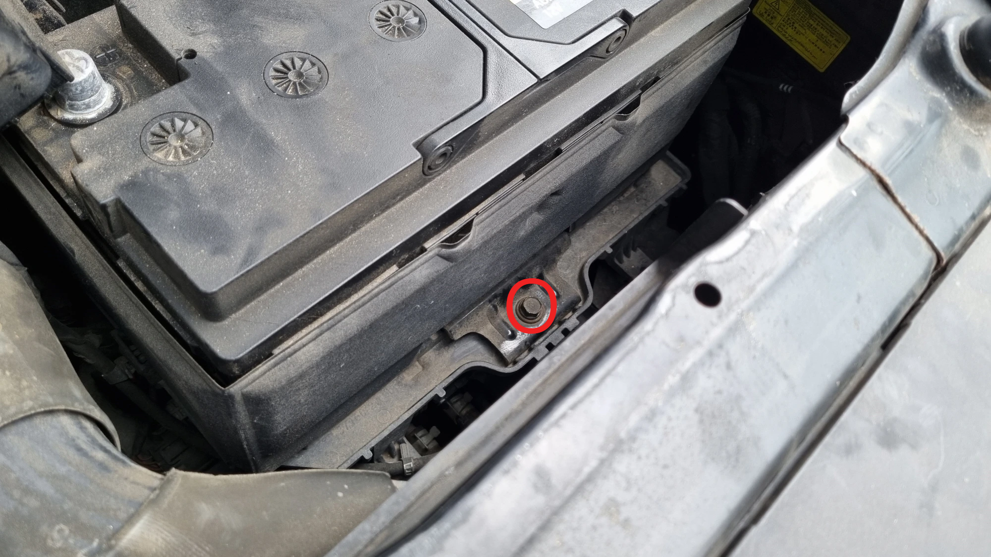 배터리 고정 장치 위치