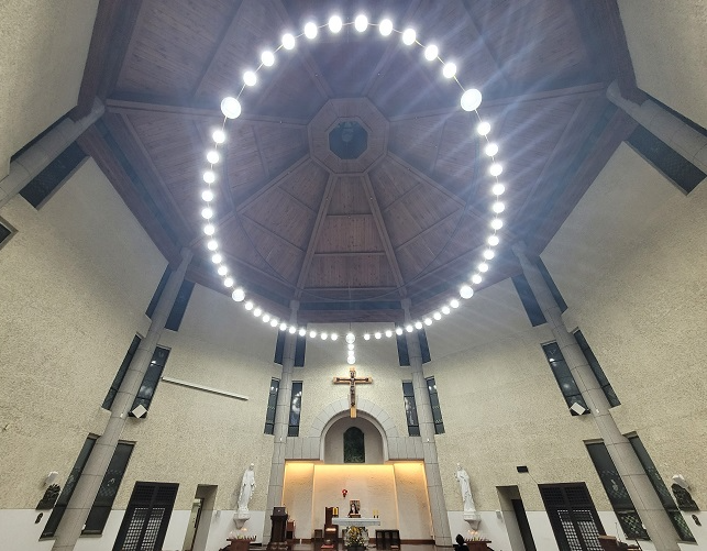 아현동성당이 제일 인상적인 것은 성전 천장에 5단 묵주가 LED 등으로 조성되어 있습니다. 제단 위 십자고상에서 시작해아현서 5단 묵주가 영롱하고 밝게 빛났습니다.