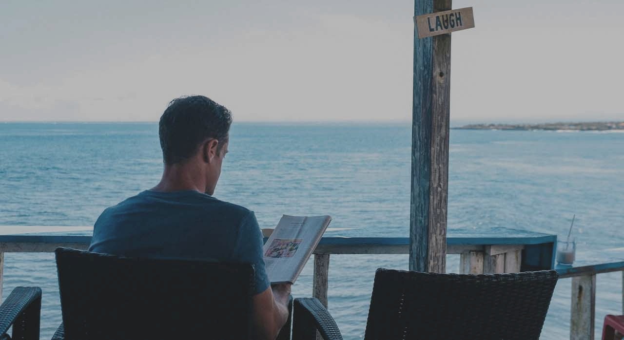 뉴스를 보고 있는 관광객의 모습. [ⓒPexels &lsquo;Huy Phan&lsquo;]