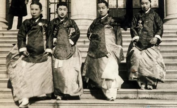 조선 왕실 상궁 복식을 착용한 여성들의 흑백 사진