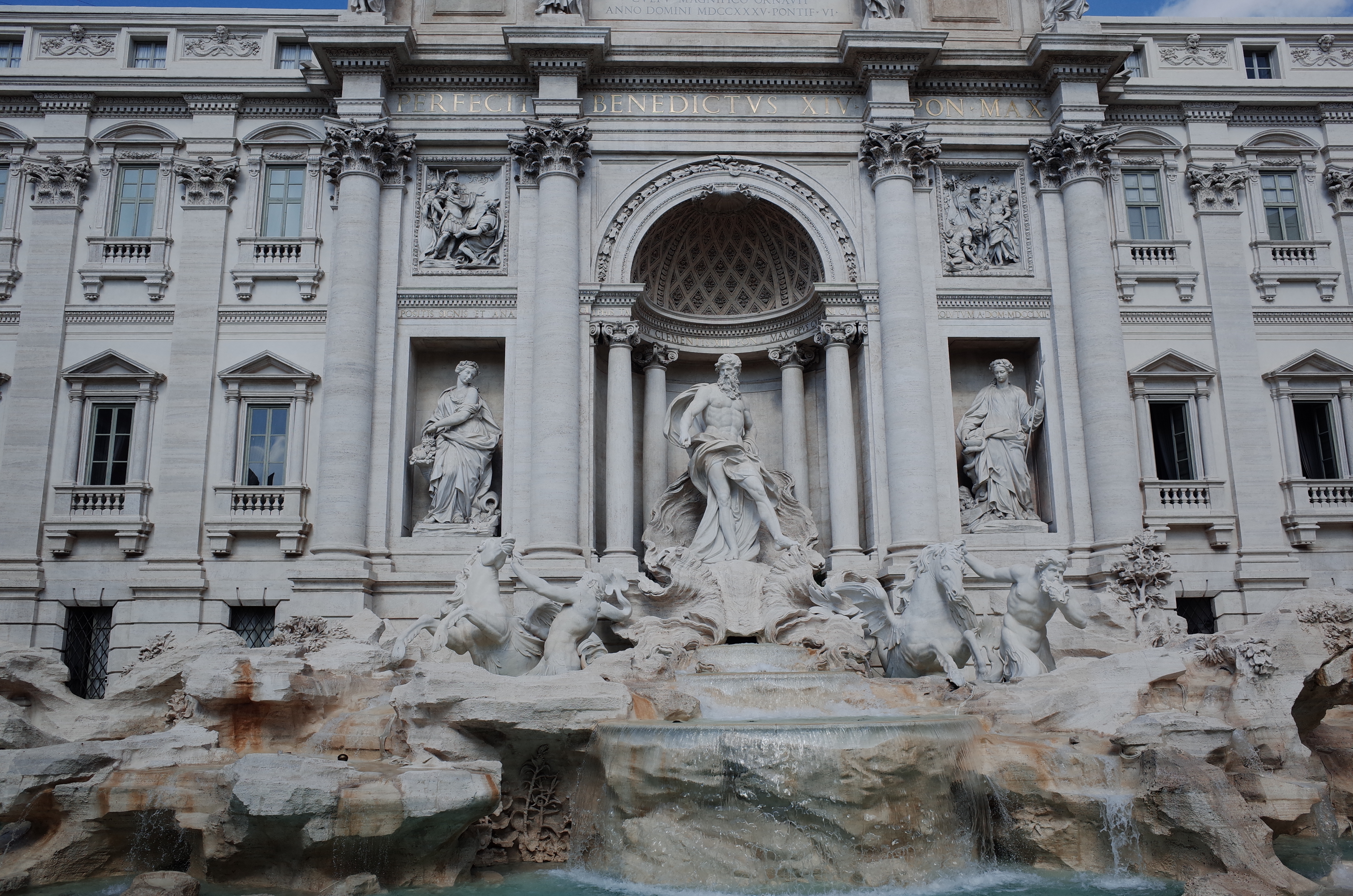 정교한 조각상과 분수가 어우러진 로마 트레비 분수의 화려한 대리석 상세 모습