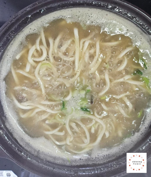 밀푀유나베-남은 국물에 칼국수 면 넣고 끓이기