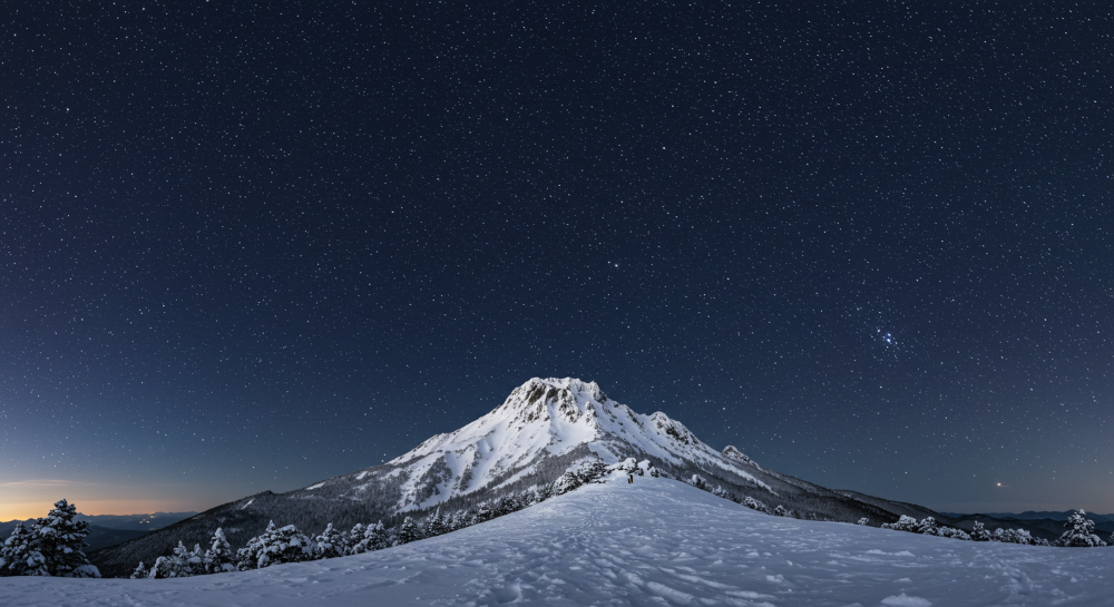 눈 덮인 한라산 설경과 그 위로 쏟아지는 겨울 별빛