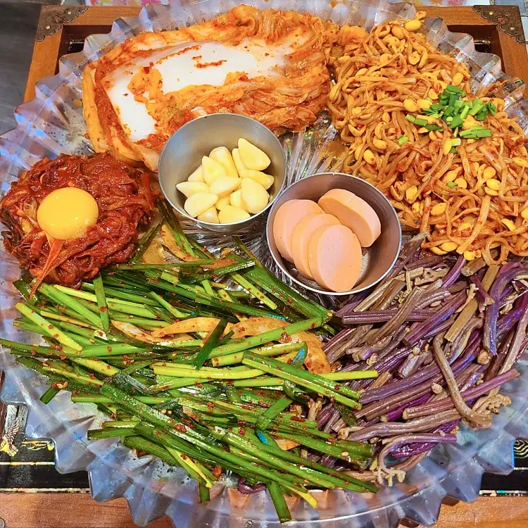 토요일은 밥이좋아 레트로 열풍 냉삼 파채, 콩나물무침, 부추무침, 구워먹는 고사리에 냉동삼겹살 맛있는 식당 연남동 맛집 추천 토밥즈 방송정보