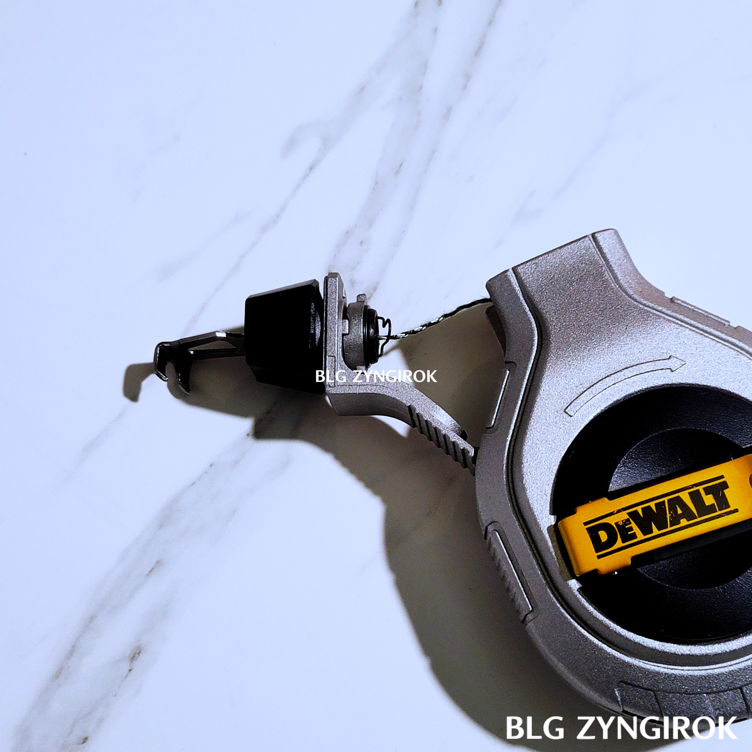 디월트-초크라인-갈고리가-열려진-모습이다.