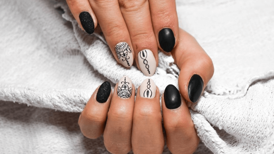 검은색 하얀색으로 네일 아트 한 모습,