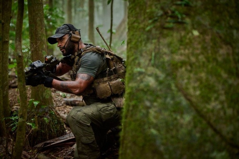 영화 속 총을 든 군인