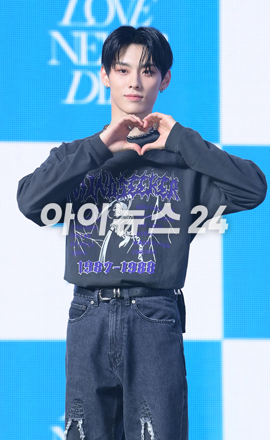 그룹 티엔엑스(TNX)가 15일 오후 서울 용산구 블루스퀘어에서 열린 TNX의 두 번째 미니앨범 '러브 네버 다이즈(Love Never Dies)' 쇼케이스에서 포토타임을 갖고 있다.