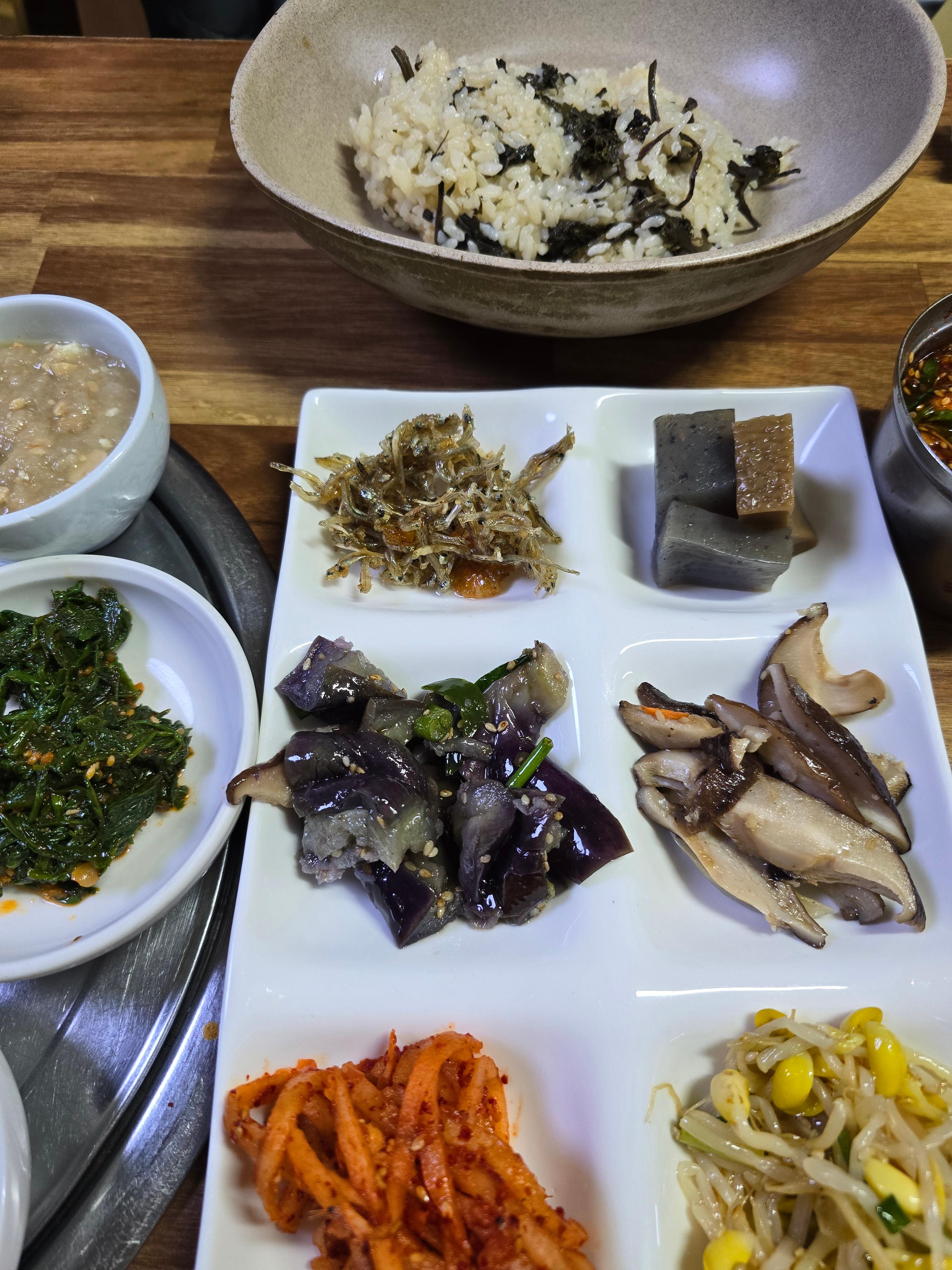 곤드레밥과 밑반찬들