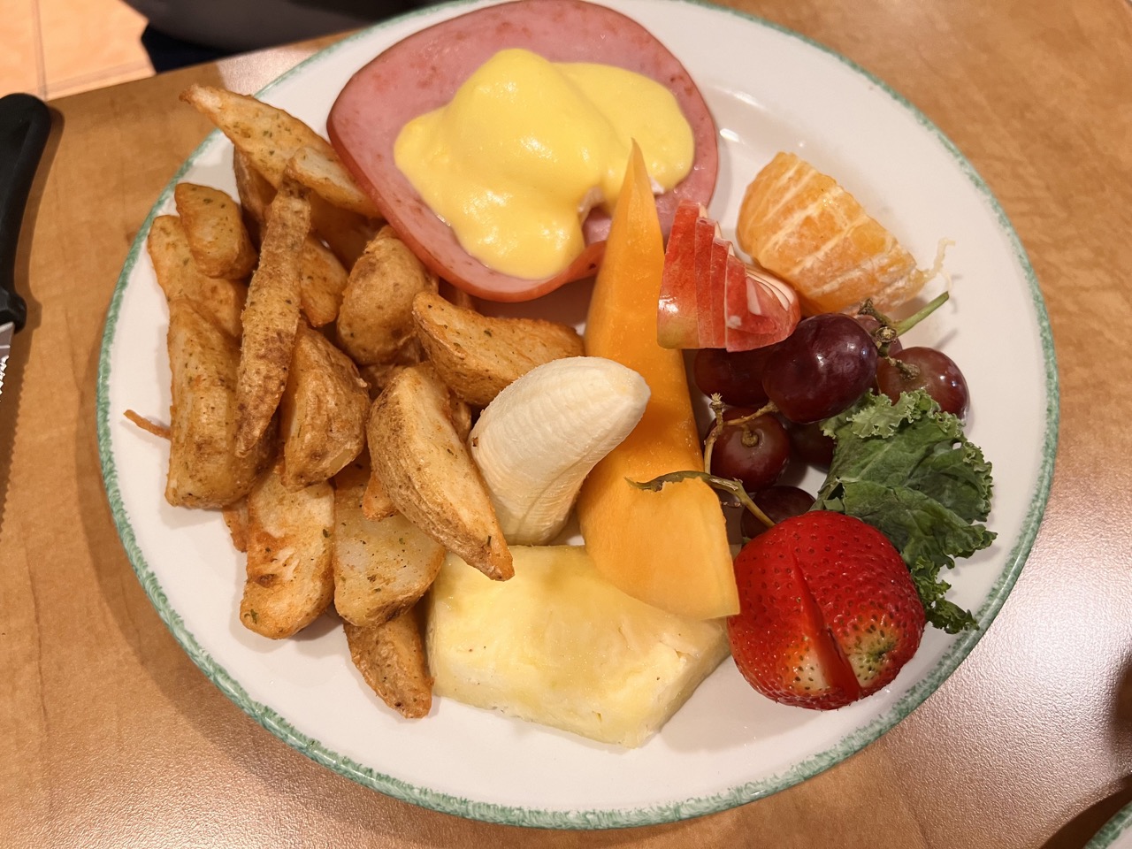 친구가 시킨메뉴. 가운데 주황색 메론이 달콤하고 육즙이 가득한게 내 스타일이었다.