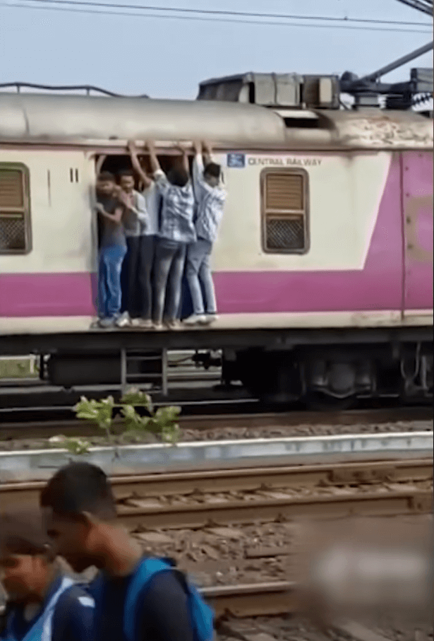 열차에 매달려 있는 사람들2