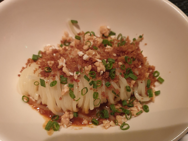 쪽파와 각종 소스들이 올려져 있는 탄탄면