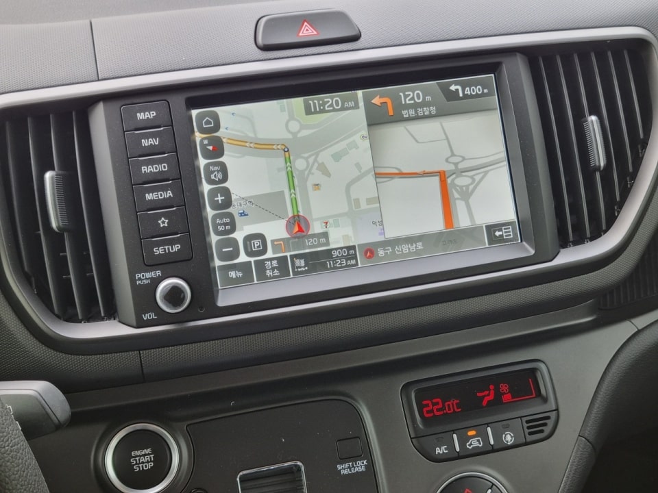 다른 건 없어도 내비랑 풀 오토 에어컨은 들어갑니다.