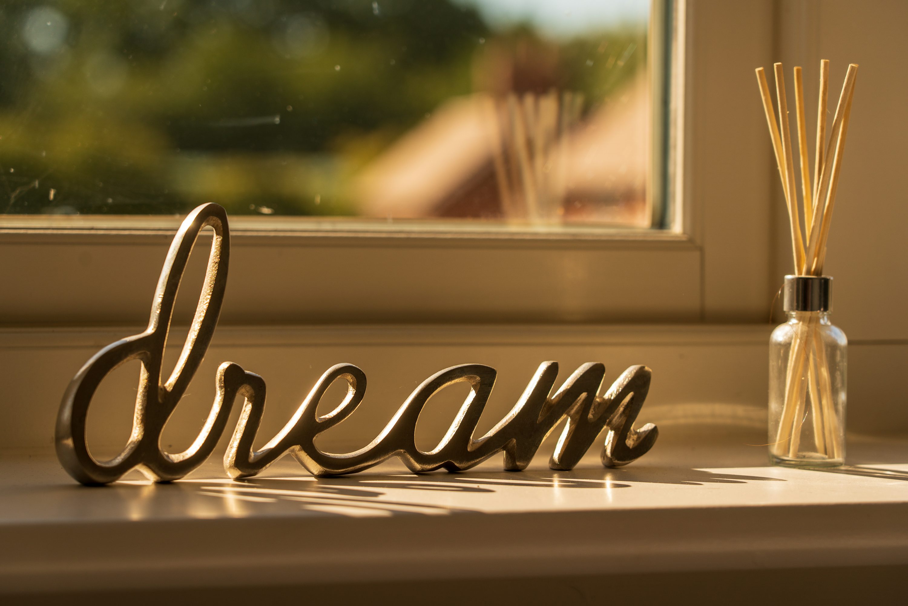 몽상(드림)이라는 영어 단어 스펠링이 창가에 세워져 있는 모습