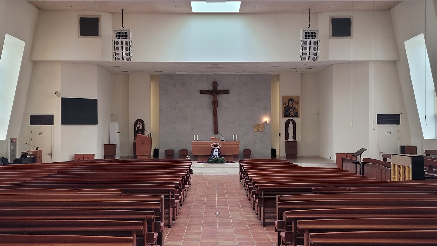 구리시 토평동성당 성전 안 제대, 제단, 십자고상, 감실 사진