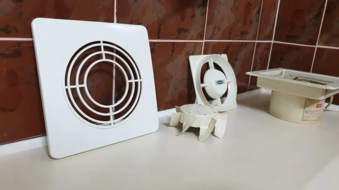 화장실 환풍기 날개 청소 모습