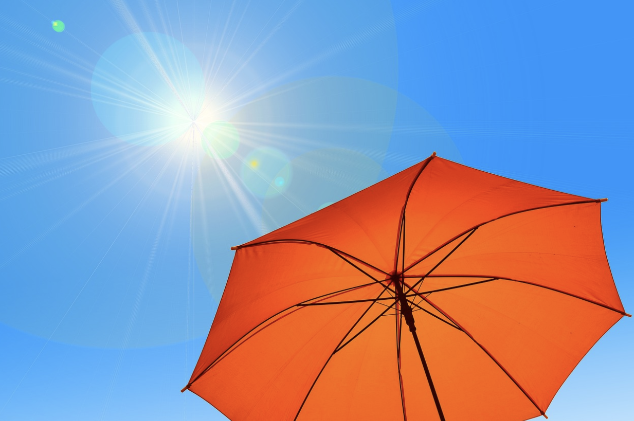 태양 아래 우산을 펼친 모습