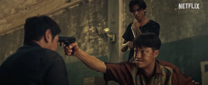 총을 들고 누군가의 머리를 겨누고 있는 독전 2의 제이 캐릭터